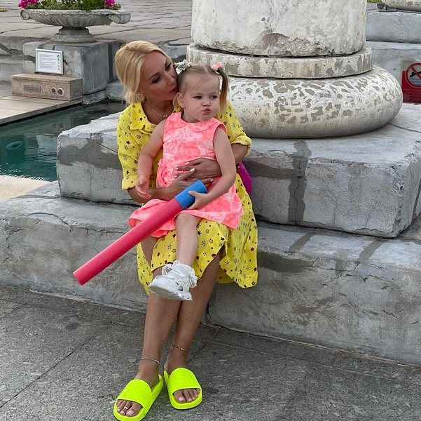 Лера Кудрявцева с дочерью Машей на отдыхе в Турции