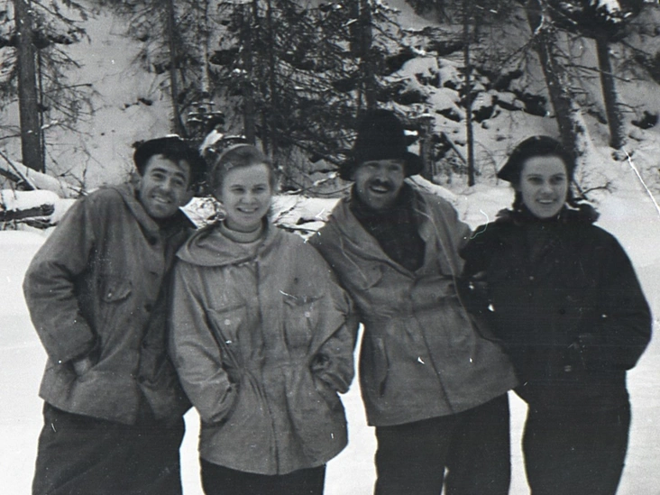 Николай Тибо-Бриньоль, Людмила Дубинина, Семен Золотарев и Зинаида Колмогорова во время привала, 1959 год