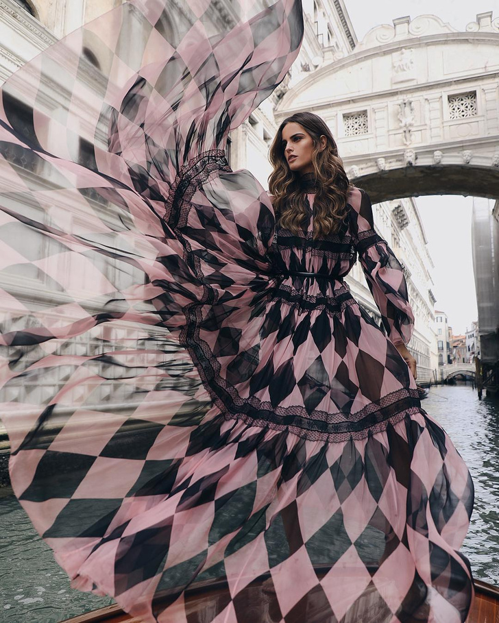 Изабель Гулар в фантастическом платье в Венеции