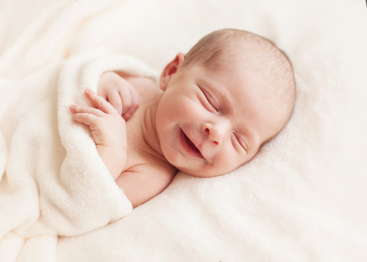 Сложно, но понять можно: ученые объяснили, почему младенцы улыбаются во сне