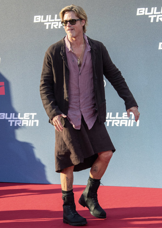 Оскароносный актер Брэд Питт появился на красной дорожке в юбке