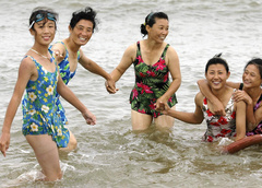 Запрет на все: какие купальники носят в Северной Корее — 12 редких фото