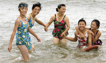 Запрет на все: какие купальники носят в Северной Корее — 12 редких фото