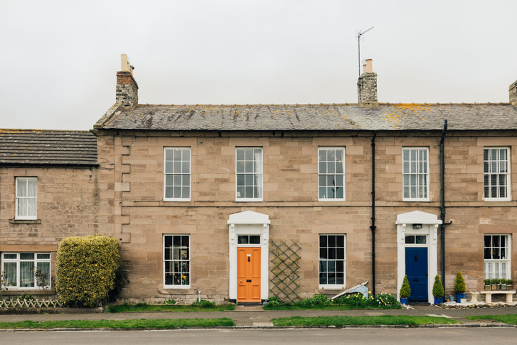Двухсотлетний английский дом с яркими цветовыми акцентами