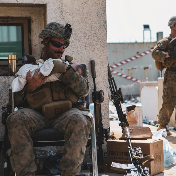 Как военные спасают детей из Афганистана (чрезвычайно трогательные фото и видео)