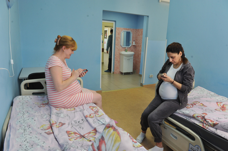 «Ребенка выдавливали. Cыну пятый год, почти не говорит ничего»: россиянки рассказали реальные истории своих родов