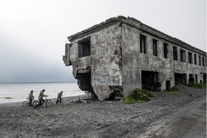 Реванш моря: почему бывшие жилые кварталы на Камчатке теперь находятся почти у самой кромки воды