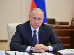 Владимир Путин поручил ввести доплату 80 тысяч рублей врачам, работающим с больными коронавирусом