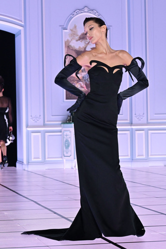 Самые шикарные платья Беллы и Джиджи Хадид с шоу Moschino в Милане, которыми можно вдохновиться для выпускных