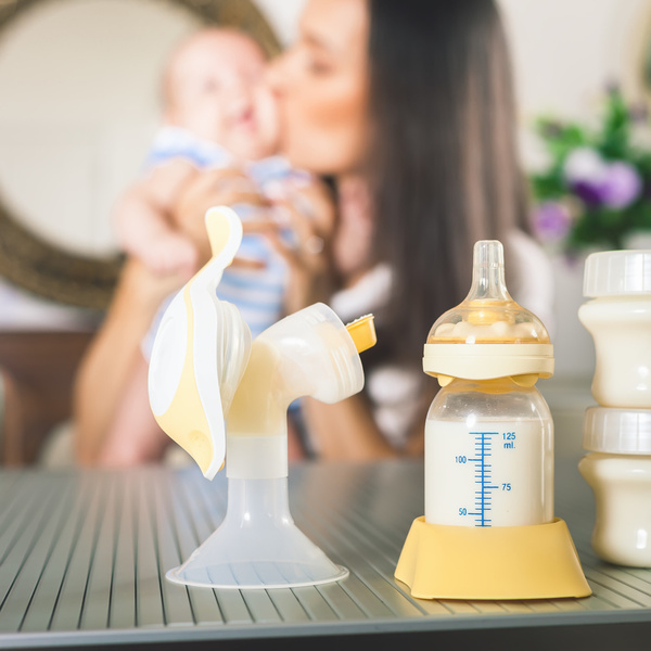 Как хранить сцеженное грудное молоко: 6 важных правил