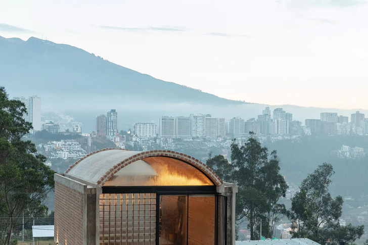 Как в печи: дом необычной формы в Эквадоре