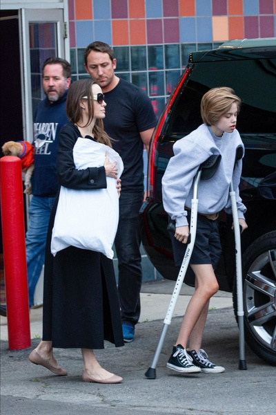 Похудевшая Захара и Шайло на костылях: в Сети появились новые фото дочерей Джоли после операции