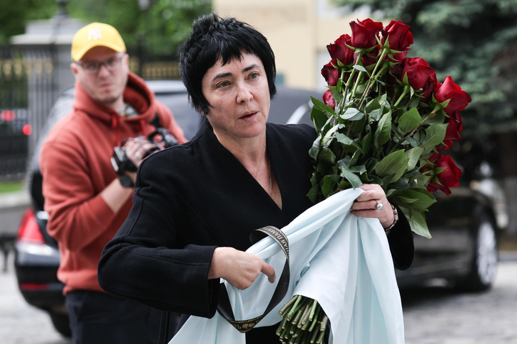 С похорон мужа Диану Гурцкую увела под черными зонтами толпа охранников