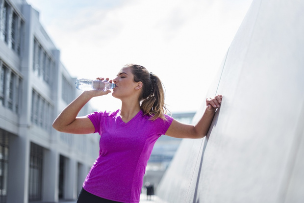 Фото №2 - Можно ли пить воду во время тренировки?