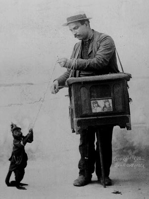 Шарманщик с обезьяной, 1900 год.