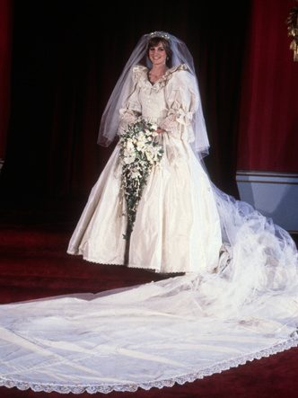Самое знаменитое свадебное платье в истории: что случилось с подвенечным нарядом Дианы после ее смерти