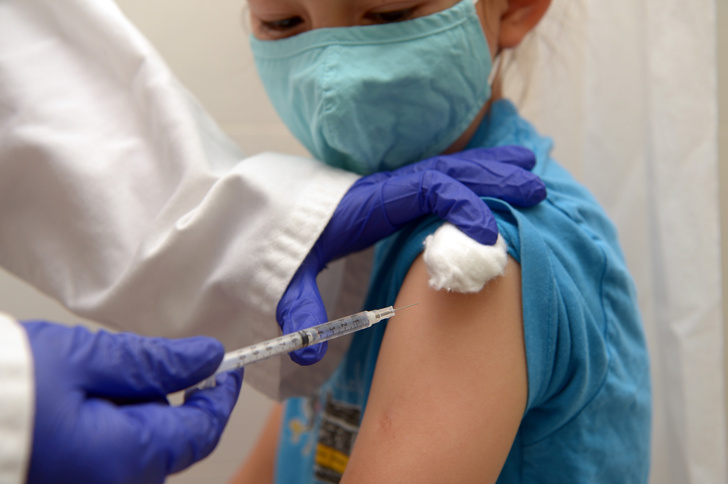 ребенку делают прививку от COVID-19