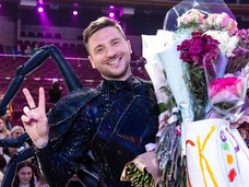 Победитель шоу «Маска» Лазарев: почему косил под женщину на каблуках, как скрывался от детей и соперничал с Биланом