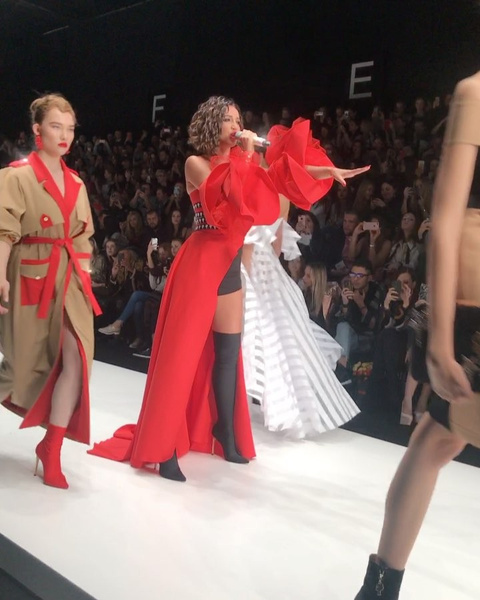 Ольга Бузова в прозрачном платье вызвала овации на Неделе моды