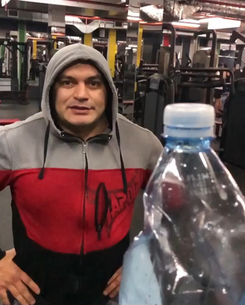 Боец MMA откупорил бутылку ловким ударом ноги. И это превратилось в челлендж (видео)