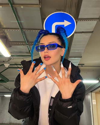 Дина Саева перекрасилась в синий и стала копией певицы MIA BOYKA