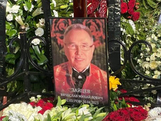 Без ограждения, у дороги: как выглядит могила Вячеслава Зайцева