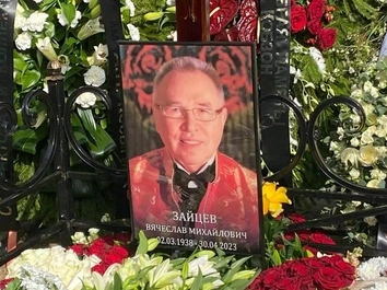 Без ограждения, у дороги: как выглядит могила Вячеслава Зайцева