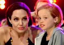 Дочь Анджелины Джоли и Бреда Питта хочет сменить пол
