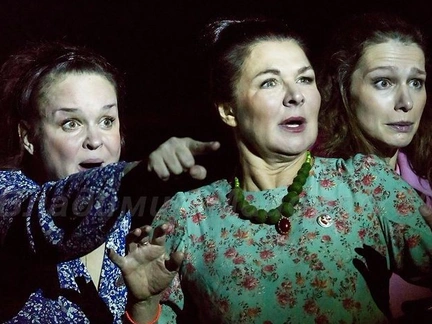 «Женщины, боги на вашей стороне»: в театре «Модерн» показали «Матрешек на округлости Земли» Юрия Грымова