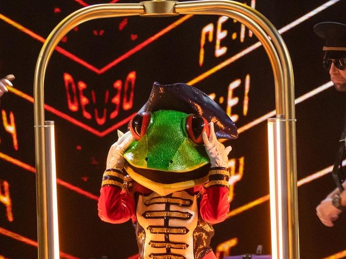 Кто покинул шоу маска 31.03. Шоу маска. Маска танцы лягушка. Шоу маска 2022 жаба. Лягушка из шоу маска танцы.