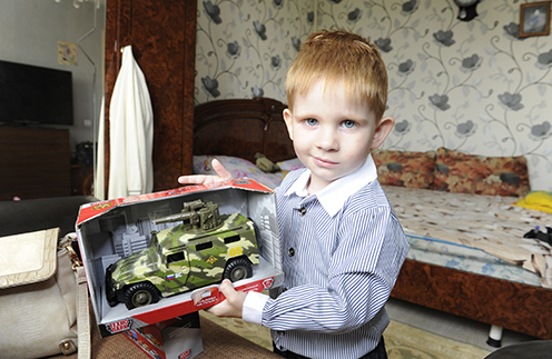 Женя Пугачев обожает машинки. С подарком от обозревателя "СтарХита" Ольги Родиной