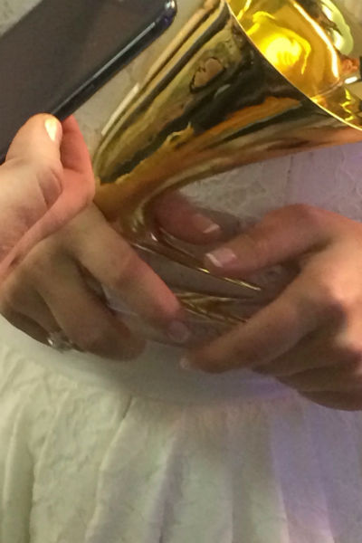 На церемонии певица продемонстрировала кольцо на безымянном пальце