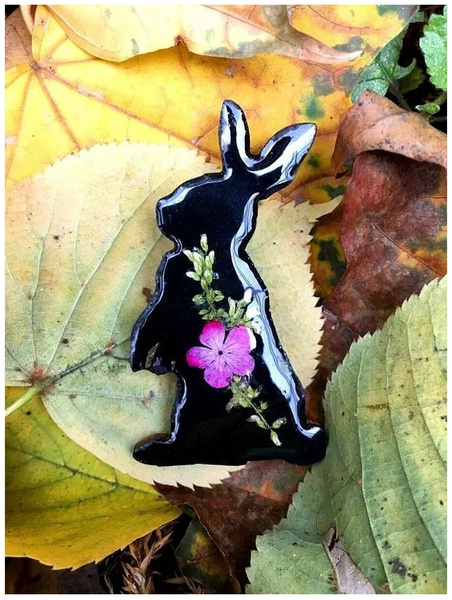 Брошь из ювелирной смолы и сухоцветов «Черный кролик»