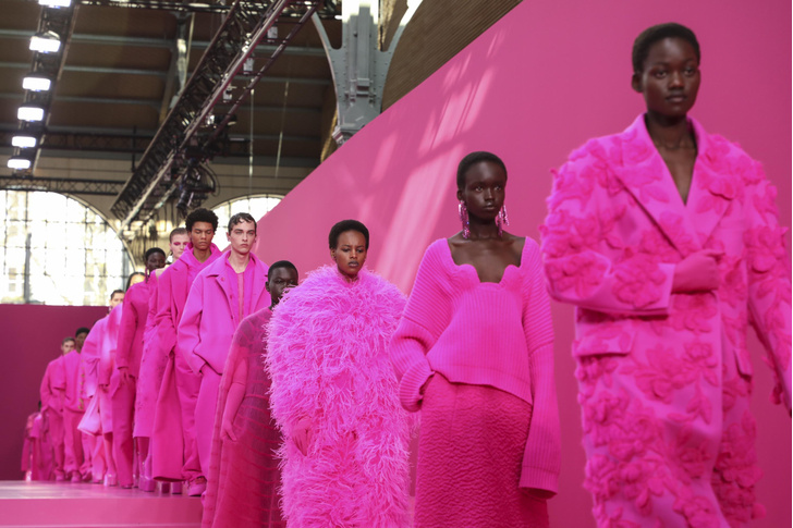 В розовом цвете: 10 модных вещей и аксессуаров в актуальном оттенке