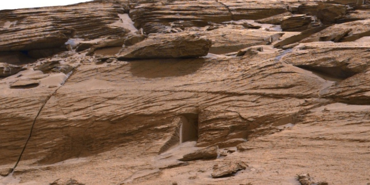 Это парейдолия: в NASA объяснили прямоугольную «дверь» на Марсе