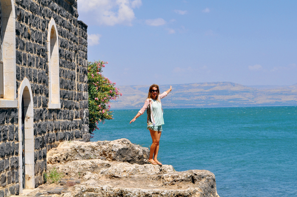 Ксения у Церкви первенства Святого Петра на фоне Галилейского моря