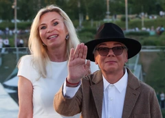 «Многое прошли с тобой»: Марина Юдашкина поздравила мужа с 35-й годовщиной брака и показала редкие фото