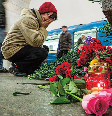 Люди до сих пор несут цветы на место трагедии, зажигают свечи