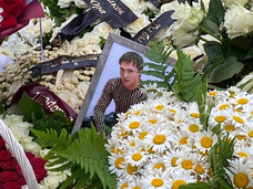 Молитва священника, автографы участников «Ласкового мая»: поминки по Юрию Шатунову прошли с размахом