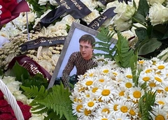 Молитва священника, автографы участников «Ласкового мая»: поминки по Юрию Шатунову прошли с размахом
