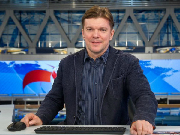 Кирилл Клейменов был ведущим передачи с 1998 по 2004 гг. В 2018-м он снова вернулся в эфир
