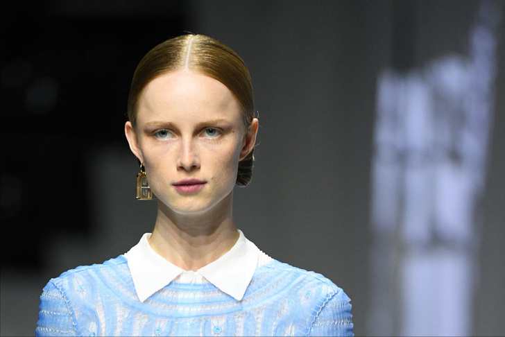 Прямой пробор, пучки и «рогалики»: модные укладки на осень с показа Fendi