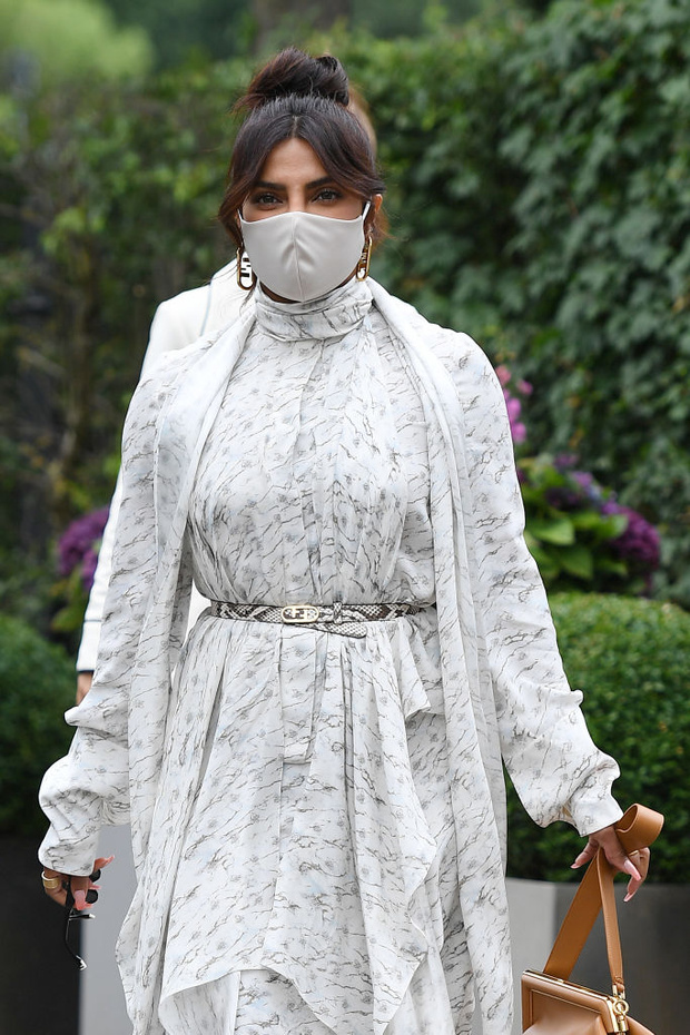 Фото №2 - Приянка Чопра в «мраморном» платье на Уимблдоне в компании будущей королевы