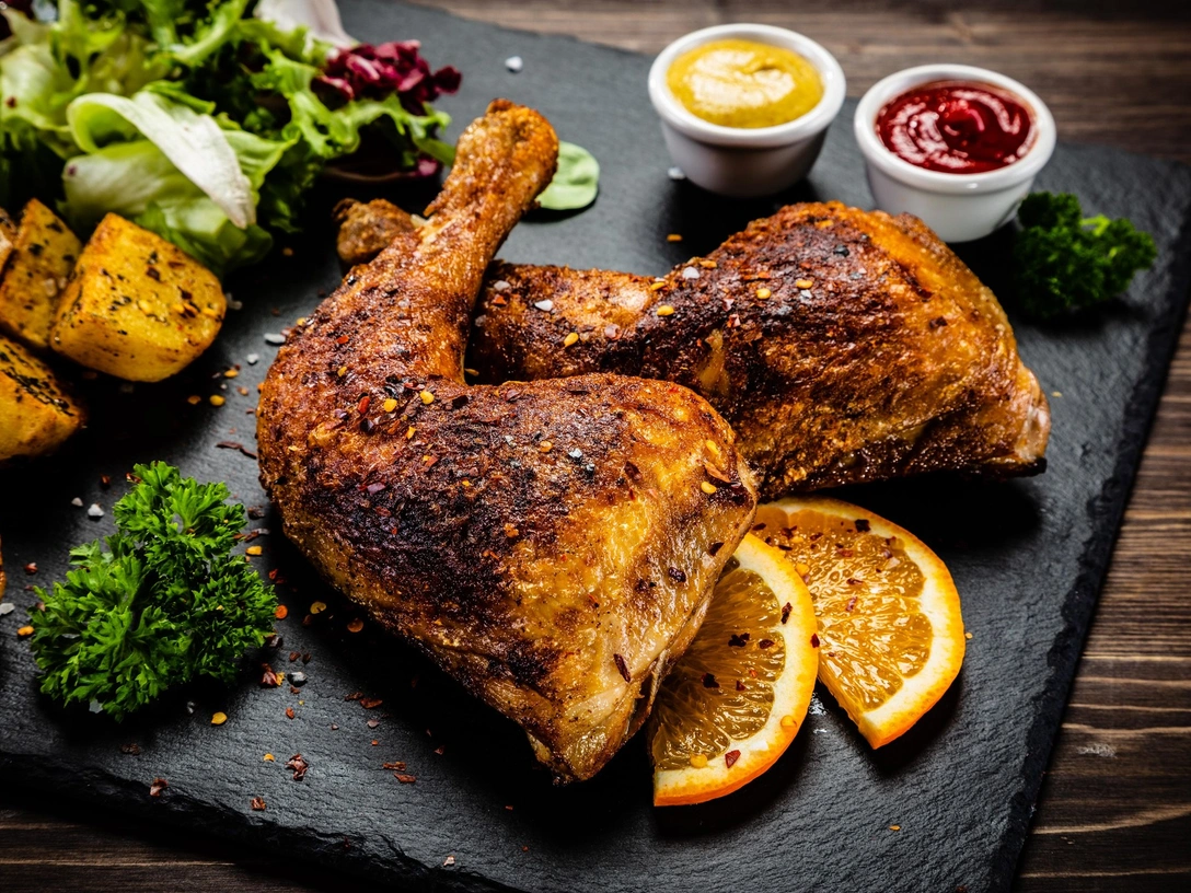 Как приготовить завтрак, обед и ужин из одной курицы: 3 простых и очень вкусных рецепта | marieclaire.ru