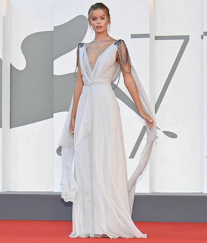 Мрамор и серебро: модель Фрида Аасен на фестивале в Венеции в платье Alberta Feretti, похожем на греческую тунику