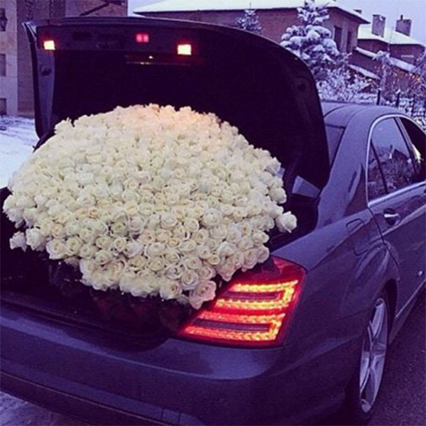 Антон Гусев показал в микроблоге фото авто с багажником, наполненным розами