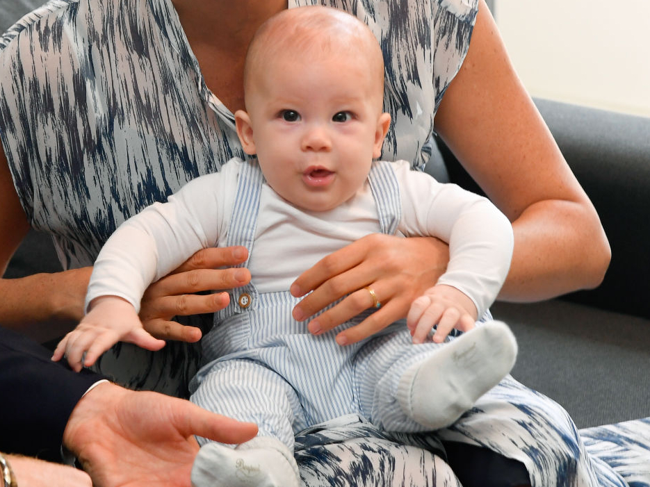 Арчи Маунтбеттен-Виндзор на руках у родителей, Кейптаун, 25 сентября 2019 | marieclaire.ru