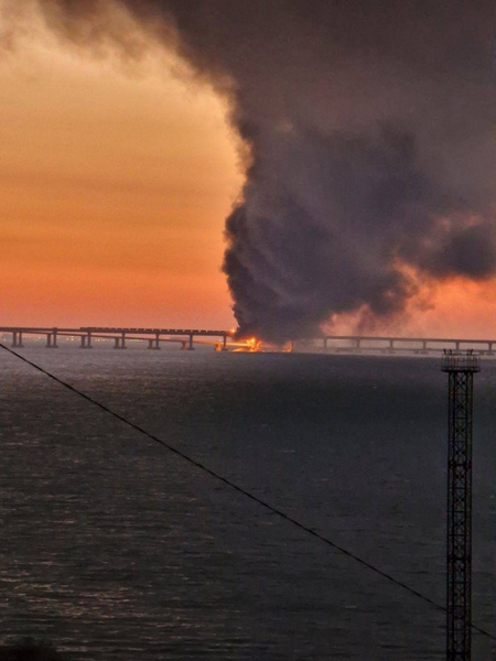 В Керчи загорелся Крымский мост: что известно к этой минуте