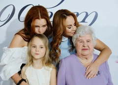 МакSим устроила сюрприз и собрала всех родных на 90-летие бабушки — фото