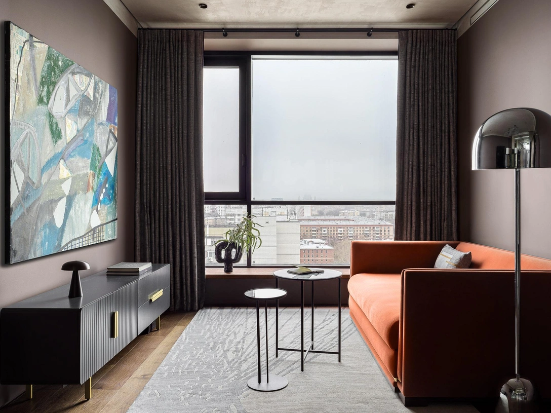 Кухня-гостиная. Ковер, Kultura kovrov. На окне — ваза Жени Макаровой, Unlike ceramics. | Источник: Сергей Красюк. стиль: Yes We May